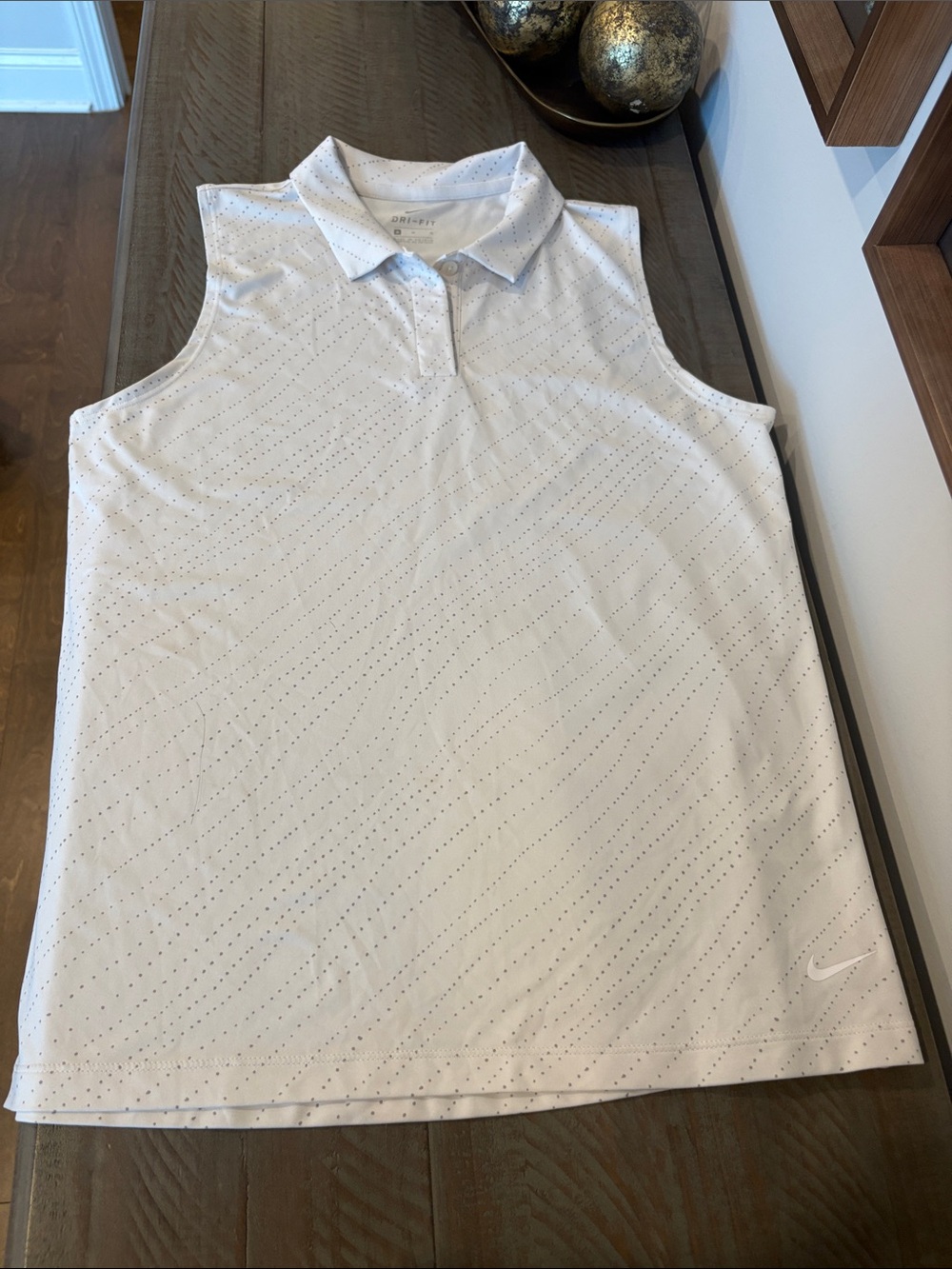 Women’s Nike White Sleeveless Golf Tank with Subtle Dot Pattern (Sz M)